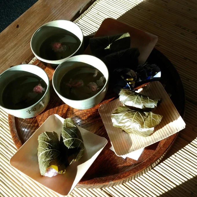 そんなわけで伊勢で朔日参りしてきましたよ…。
写真がコントラスト強めなのは早朝だから。時間帯が良かったのか赤福すんなり入れました。
桜餅の中の餡が流石の赤福でめっちゃ美味しい。 