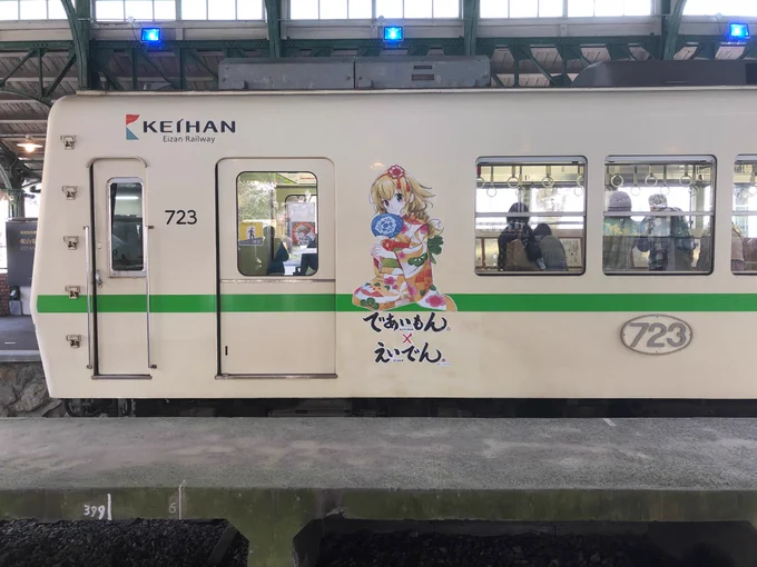 ラッピング電車は外も可愛いですけど、車内がポイントで描き下ろしがたくさん。ドアの注意書きまで「であいもん」になってて細かい!ラッピング電車は9月末まで走るそうなので、ぜひ乗ってみて細かいとこまで見てください! #であいもん叡電コラボ #であいもん_えいでん 