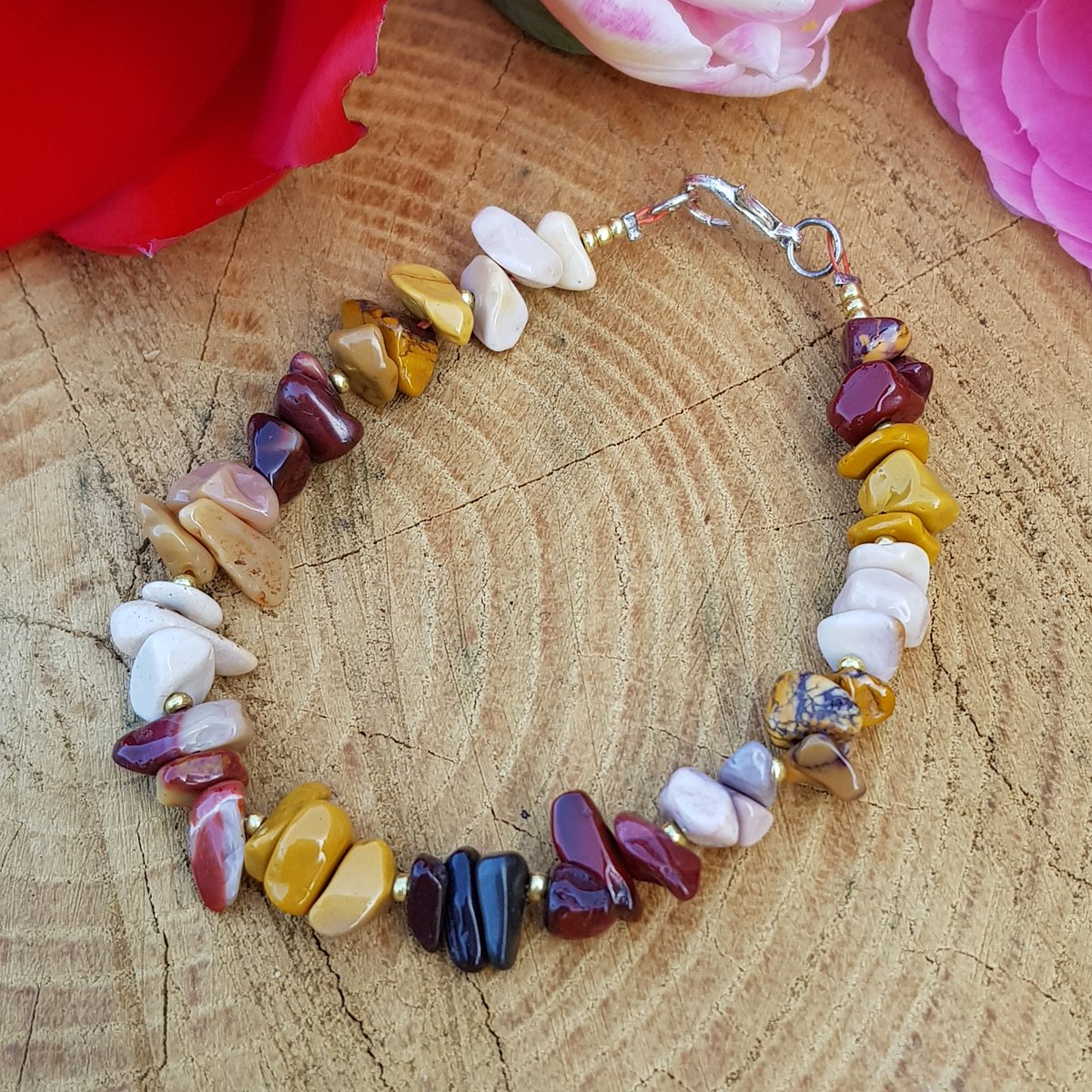 Mookaite is Australian japser, it comes in these amazing colours! 
#mookaite #mookaitejasper #jasper #gemstonejewelry #gemstones #chipbeads #bohochick #braceletstack #bracelets #giftshop #healinggifts