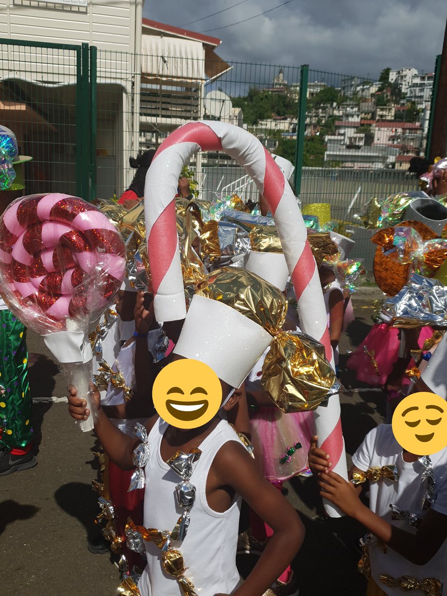 GeorgesSteph2's tweet photo. #9720161T #RDVNum2019 Carnaval 2019 - Le thème étant le gigantesque, l'école à opté pour les bonbons ! 🍭🍬 @CircoFdF1 https://t.co/nhqbUcAM0s