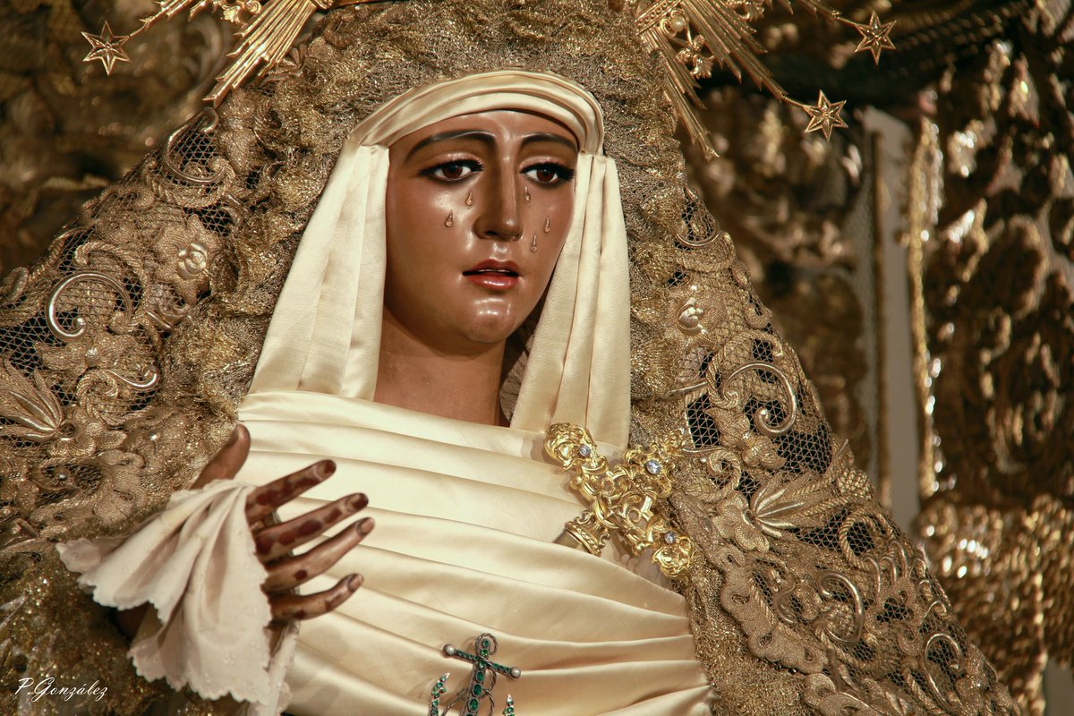 #ACTUALIDAD | Nuestra Señora de la #Esperanza, en su paso de palio a la espera de una nueva Madrugá del Viernes Santo.