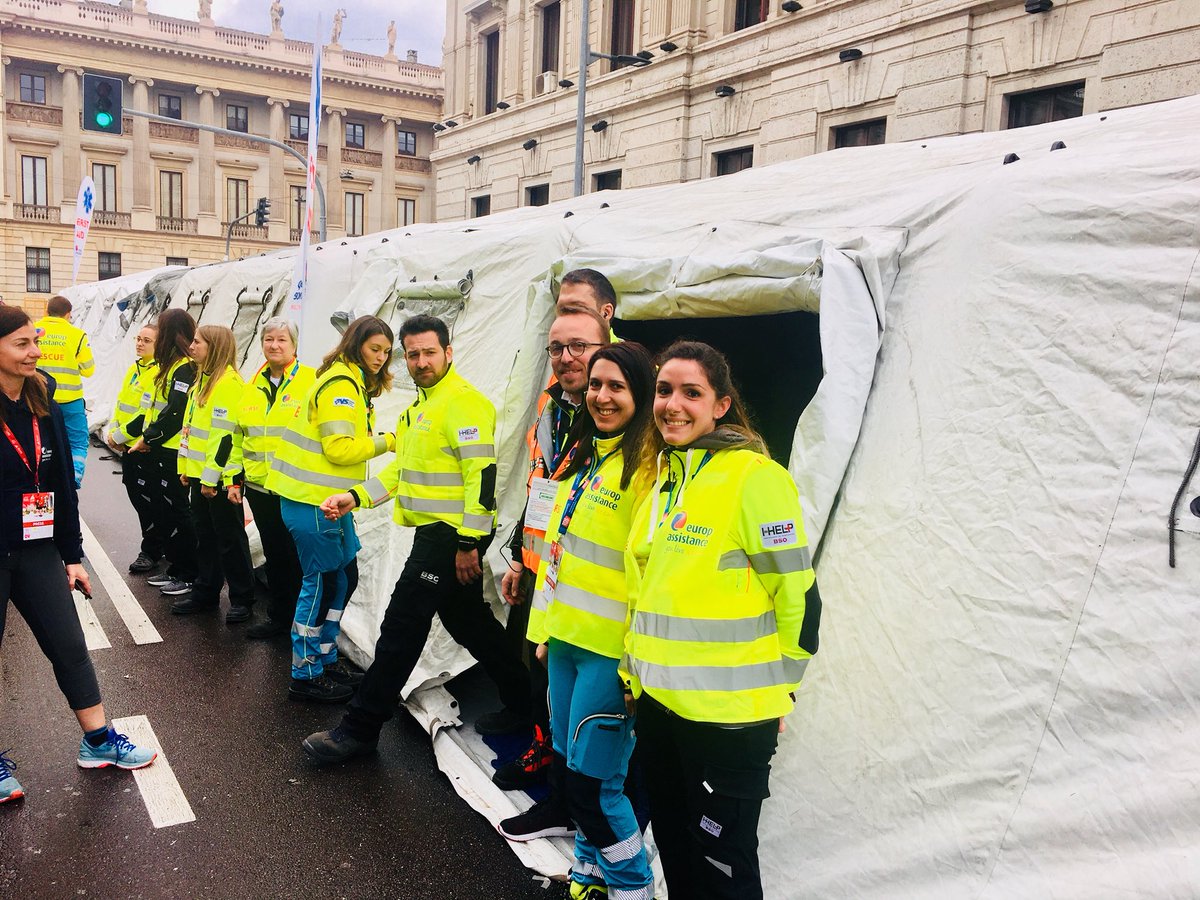 EA_Italia's tweet photo. Il posto medico avanzato di Europ Assistance è il cuore dell’assistenza sanitaria dell’evento. Un vero e proprio ospedale da campo in grado di gestire casi dai più semplici a quelli più complicati grazie all’equipe di #medici e infermieri soccorritori.  #milanomarathon #corricon https://t.co/DoHP1krDoJ