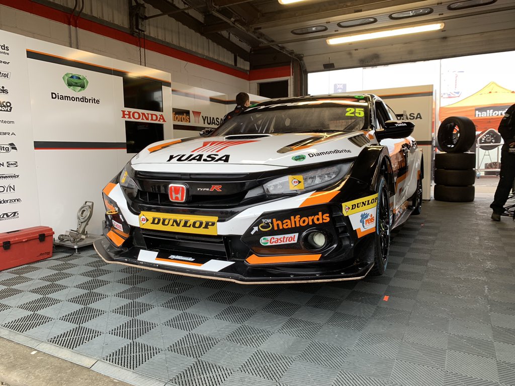 TeamDynamics's tweet photo. Good Morning from a very foggy @Brands_Hatch, another cold day! 

Here’s your times for the day: 

R1: 11:30
R2: 14:15
R3: 17:05

Let’s go racing! 

#BTCC #TeamDynamics https://t.co/hiBbVsteqS