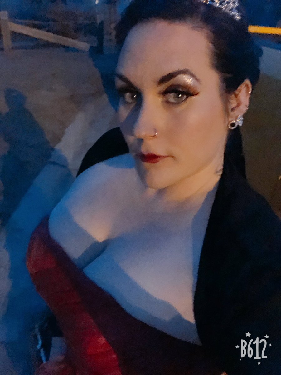 ms_onamission's tweet photo. Taking a break from politics #cirquedenuit #yycentertainment #notquitesober #waitingforuber #redqueen #aliceinwonderland https://t.co/rkbNyTJtV0