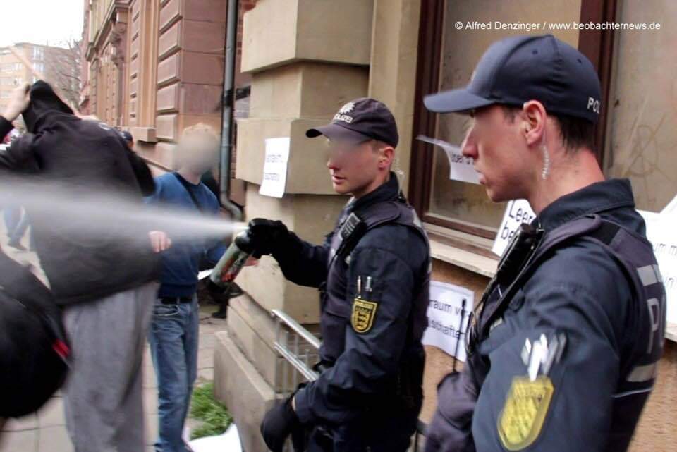 RNDLFSTGLTZ's tweet photo. Und ihr so? #Stuttgart 06.04.19
#druckimkessel #d0604
@PP_Stuttgart was genau sagen die Dienstvorschriften zum Einsatz von, in militärischen Konflikten verbotenen, Pfefferspray?
(Bild von @BeobachterNews ) https://t.co/WbXf6WfqdK