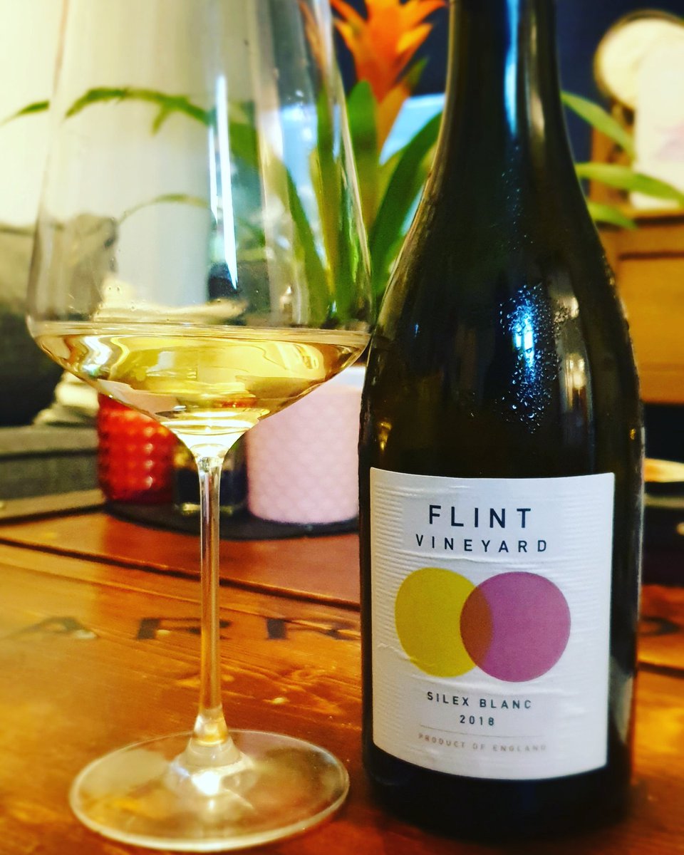 Well it was the launch of @flintvineyard 2018 vintages yesterday, so there is only one place to start.
A personal favourite of mine is their new Silex Blanc, 55% Pinot Noir and 45% Solaris. With a little barrel ageing the wine has a streak of richness with refreshing acidity👌