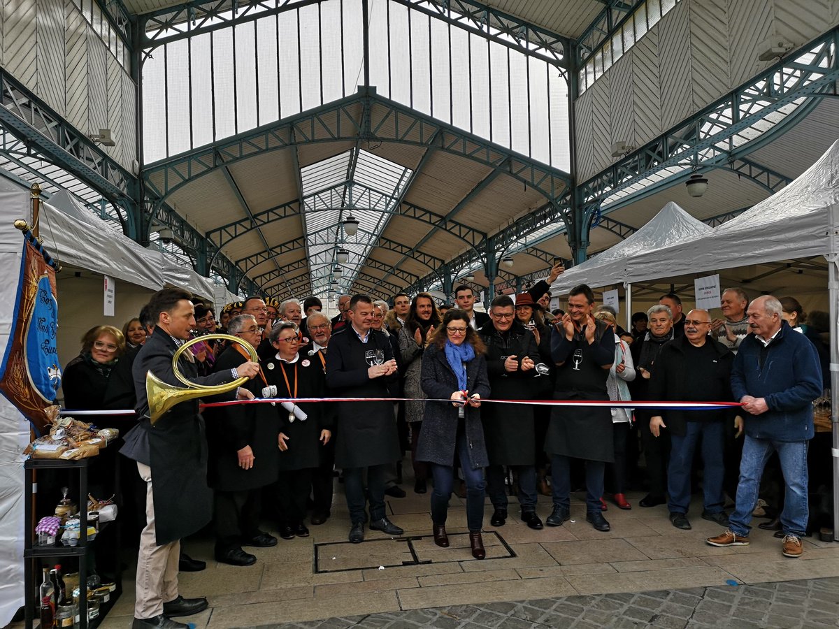 Le 16ème Marché de la Paulée des Vins de Loire est lancé 🥂
RDV jusqu'à 17h place Billard à #Chartres
#grandmonarque #pauleedesvinsdeloire #wine #winelover #winetasting #vinsdeloire