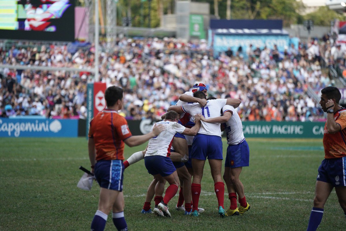 A huge win for @FFRugby puts them into the Cup final against <a href="/fijirugby/">Fiji Rugby Union</a> later today at the #HK7s 

Final score: Samoa 12-19 France