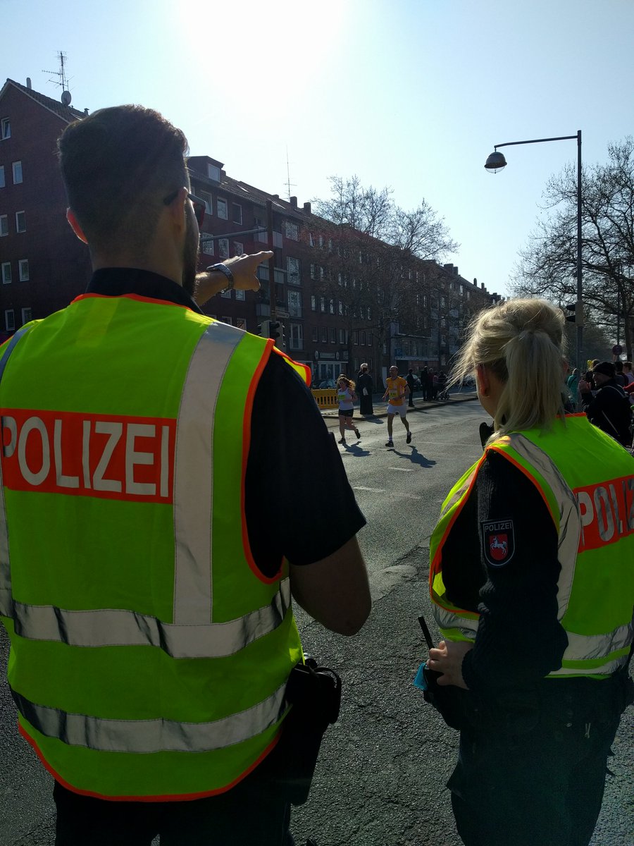 Polizei_Nds's tweet photo. Für euch sind unsere Kollegen natürlich auch heute an der Strecke des #marathonhannover im Einsatz. An der Kreuzung Hildesheimer Straße/Altenbekener Damm zum Beispiel Nadja & Leon ✌️ #hanrun #runnover #hajmarathon #hannover https://t.co/OrH44U4EI4