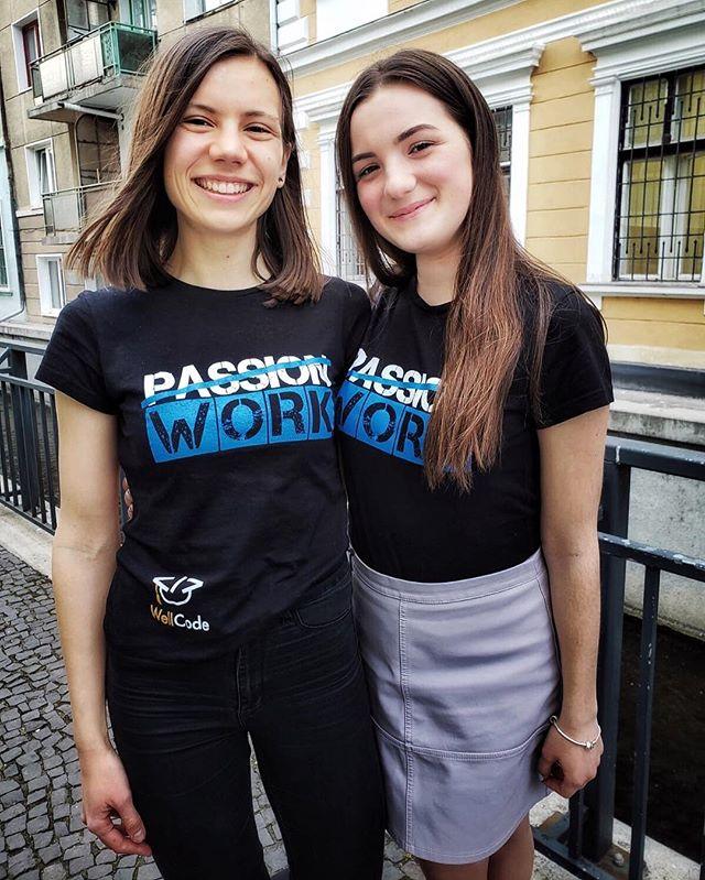 wellcode_ro's tweet image. Hello, guys ☺️ Azi e ultima zi cand mai puteti achizitiona tricourile noastre impreuna cu WellCoin-ul gold sau silver care va reprezinta cel mai bine. 🍀

Profita de timpul ramas chiar acum si ia-ti tricoul de la link-ul direct din bio ✔️#wellcode bit.ly/2UnadeM