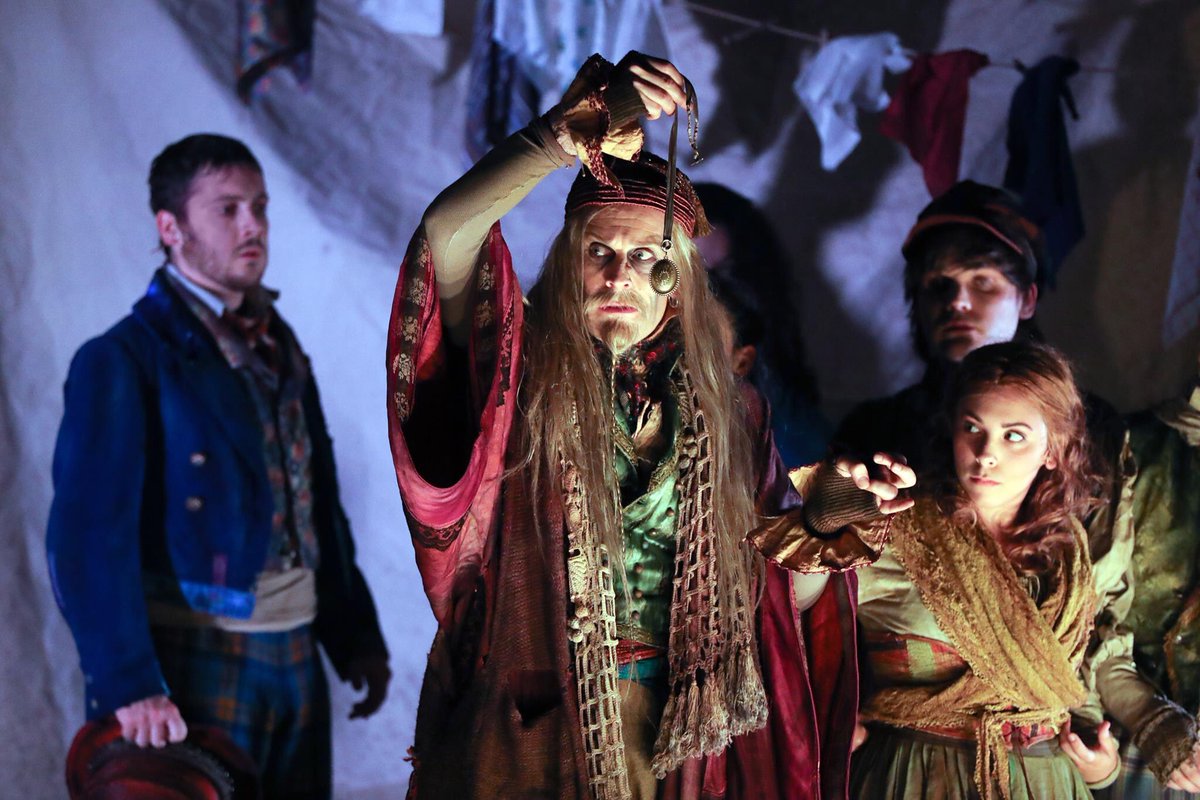 Aujourd'hui <a href="/LaurentValiere/">Laurent Valière</a> donne dans 42e rue une Carte Blanche à celui qui incarnait le rôle de Fagin, <a href="/adavidalexis/">davidALEXIS officiel</a> ! 
Tous à vos postes sur France Musique c’est en direct maintenant.

© Pingouin