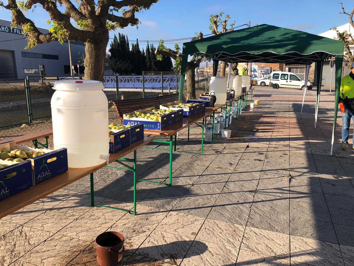 ajAlbatarrec's tweet photo. Avituallament a punt per La Marxa del Segrià 
Km-0. Com sempre, un plaer.
Moltes gràcies a la Cooperativa Agrícola d’ Albatàrrec!! https://t.co/cQZs8ZZw1G