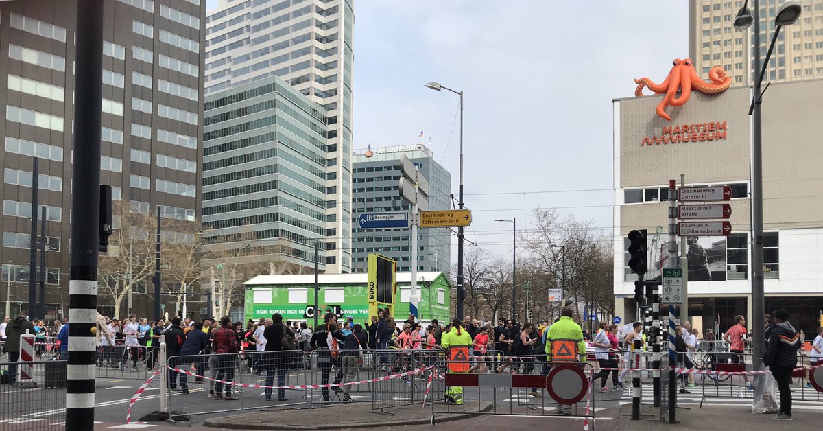 Singeldingen wenst alle marathon lopers heel veel succes! Volgend jaar een Singeldingen groepje uit de buurt? 

Singeldingen is mogelijk gemaakt o.a. door Daniel van der Vormfonds, Popunie, Podium Grounds, Gemeente Rotterdam, ProjektC, WG Theatertechniek, Huize Middelland, NSJRT
