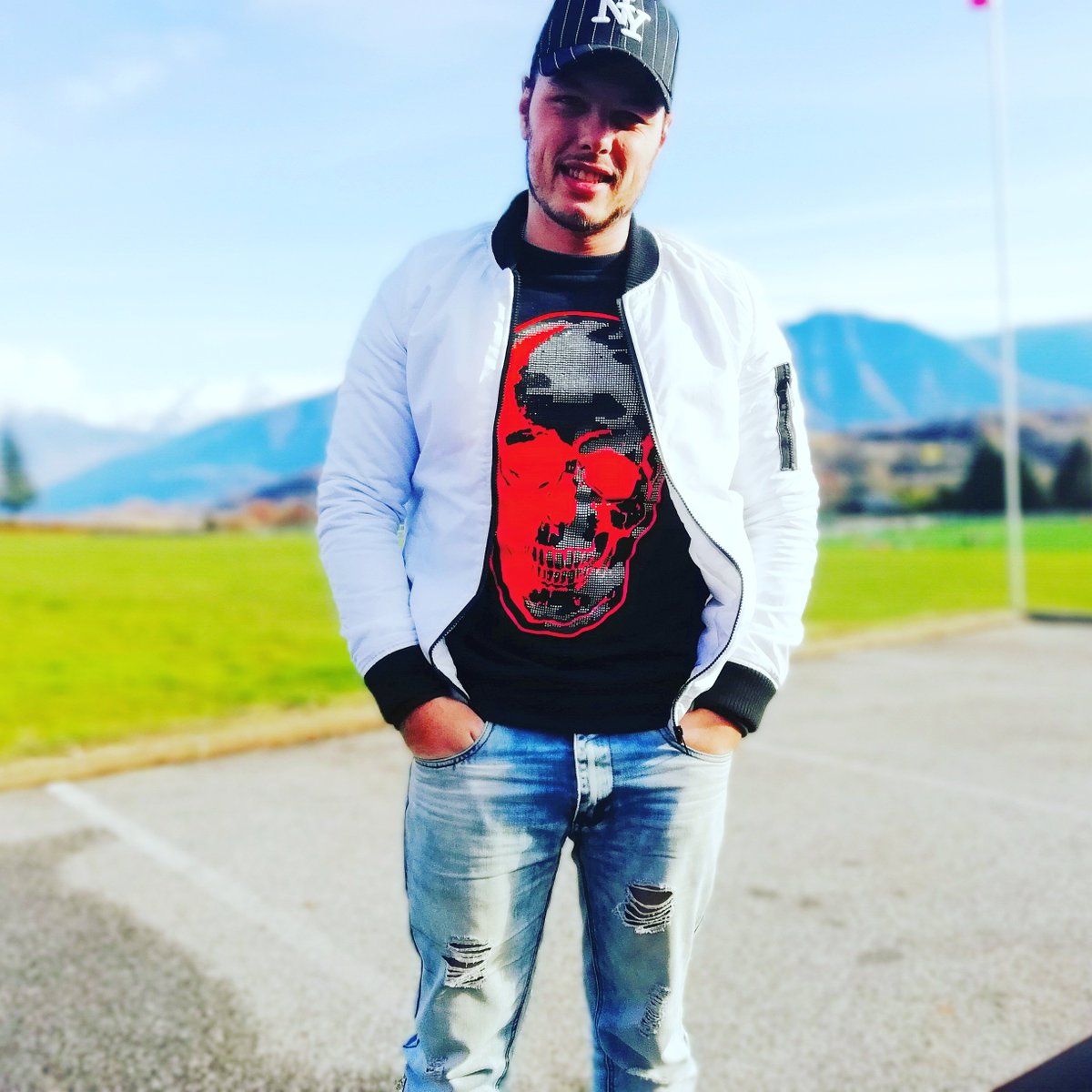 StephaneBadin's tweet photo. En fin décembre 2018 il stop la gamme hiver de sa marque VRAI DE VRAI pour consacrer son temps à la gamme sport été, et a la nouvelle mixetape d'une dizaines de titres qu'il appel "Histoire de famille".
Nous sommes donc ici devant le stade de foot de saint pierre d'albigny. https://t.co/iQ9FNyRoda