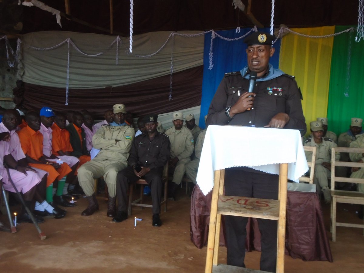 PrisonRubavu's tweet photo. Kuri Gereza ya Rubavu yibutse ku nshuro ya 25 Jenoside yakorewe Abatutsi muri Mata 1994, Ikiganiro cyatanzwe na ACP Emmanuel RUTAYISIRE, Ubwo bacana Urumuri rw'icyizere hamwe n'umuyobozi wa Gereza. https://t.co/vfyasEUF1Q