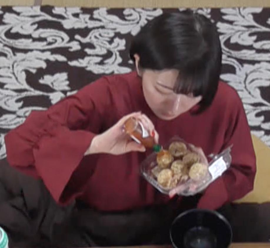 1000TV_'s tweet photo. #1000人TV
過去の放送をアップ致しました。

吉村南美・1000人TVの おやすみなさい
～1000人と寝たい聖女～ 第71回 最終回 振り返り♪

YouTube
https://t.co/rOvT7MxX0X

写真の吉村さん
何をしているか映像でチェックです！

#吉村
#吉村南美
#女子大生
#パジャマ https://t.co/eD4KZF5RfP