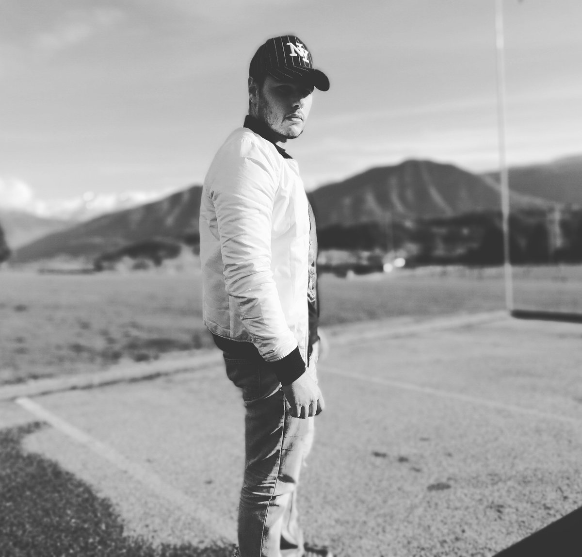 StephaneBadin's tweet photo. En fin décembre 2018 il stop la gamme hiver de sa marque VRAI DE VRAI pour consacrer son temps à la gamme sport été, et a la nouvelle mixetape d'une dizaines de titres qu'il appel "Histoire de famille".
Nous sommes donc ici devant le stade de foot de saint pierre d'albigny. https://t.co/iQ9FNyRoda