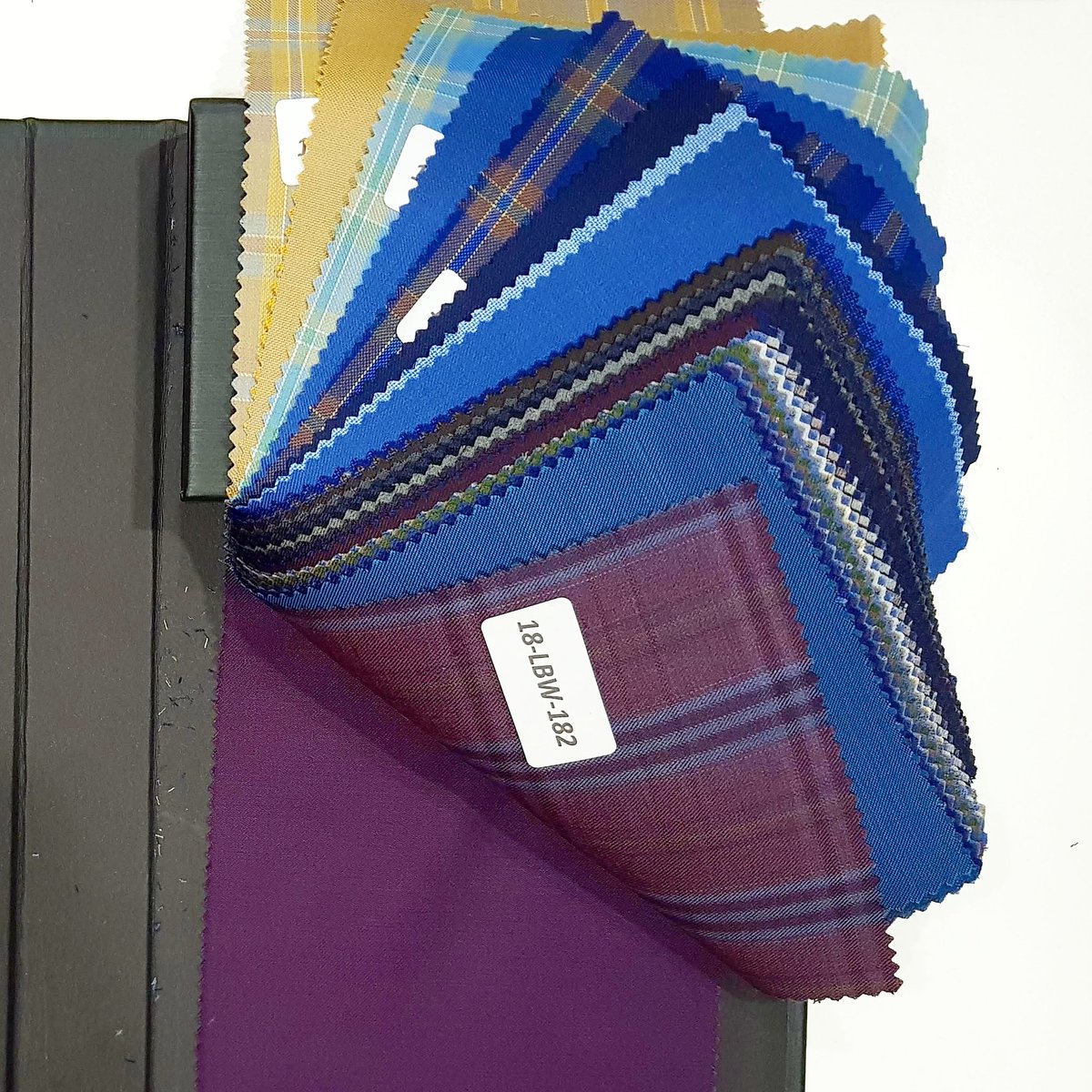 #swatchsunday and enjoying the rich jewel tones of our breathable and luxurious #bellowool Find out more: iamsuit.com 
•  •  •  •  •
#Wedding #SpringTime #weddingsuit #tailoredsuit #mancmade #manchester #fashiongram #menswear #mensfashion #ootd #fashion