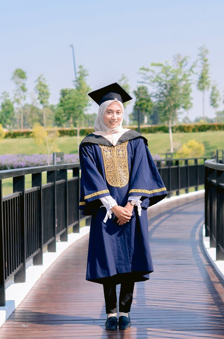 lyanacyra's tweet photo. The End - Alhamdulillah finally finished my Bachelor of Business Administration (Hons.) Finance 🎓 https://t.co/Ifo3PnW5E8