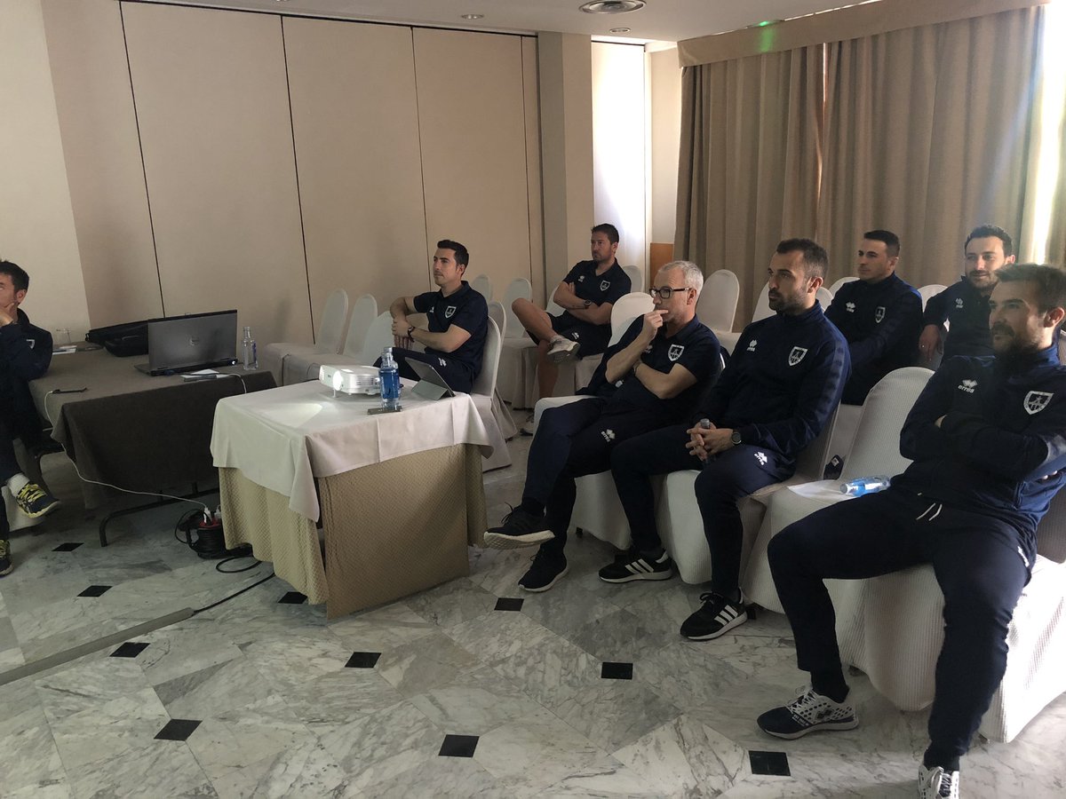 cdnumancia's tweet photo. El primer equipo del @cdnumancia también está viendo en streaming al Juvenil A desde su hotel de concentración en Reus. ¡Vamos chavales! 💪🏻 #AupaNumancia #CanteraDeValores https://t.co/YJNojH60PJ