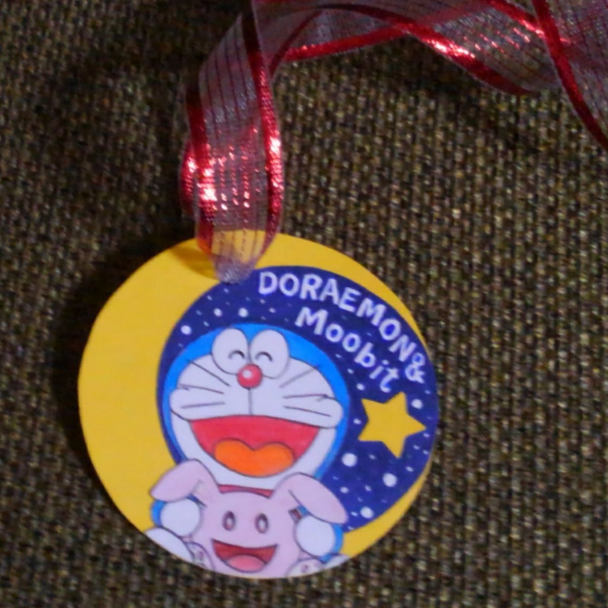たかお ドラえもん50周年は続いていく 本日 私の通っているスケートクラブの表彰式がありました 毎年ドラえもんのメダル を作っており 今年は のび太の月面探査記 にちなみ月風のメダルを作りました 今年も大好評で貰った方に ありがとう と言って