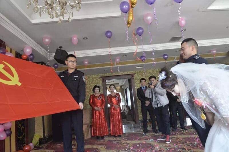 turkistanases's tweet photo. Doğu Türkistanlı uygur kızı zorla çinli polisle evlendiriliyor ve zorla çin kominist partiye bayrağına selam verdiriliyor. Çinli polis mizah etmiş gibi gülüyor. İslam alemi ve Türk dünyası için bundan daha utanç bir fotoğraf olamaz.

#DoğuTürkistan https://t.co/dzL5Pgai8x