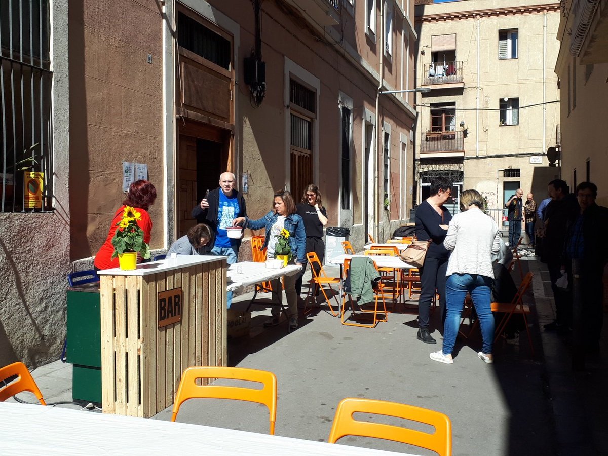 🤗Això comença a agafar forma! 

😎Avuí, en uns minuts, Vermut musical amb <a href="/LoPetitComite/">Lo Petit Comitè</a> al <a href="/LluisvivesC/">Carrer Lluís Vives #lafontdelafesta</a>. Vine a conèixer a les festeres del carrer! #lafontdelafesta