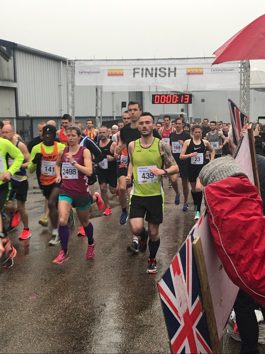 They are off. Pouring rain. Good for ducks, but runners. ⁦<a href="/NorwichHalf/">City of Norwich Half</a>⁩ ⁦<a href="/LarkingGowen/">Larking Gowen</a>⁩