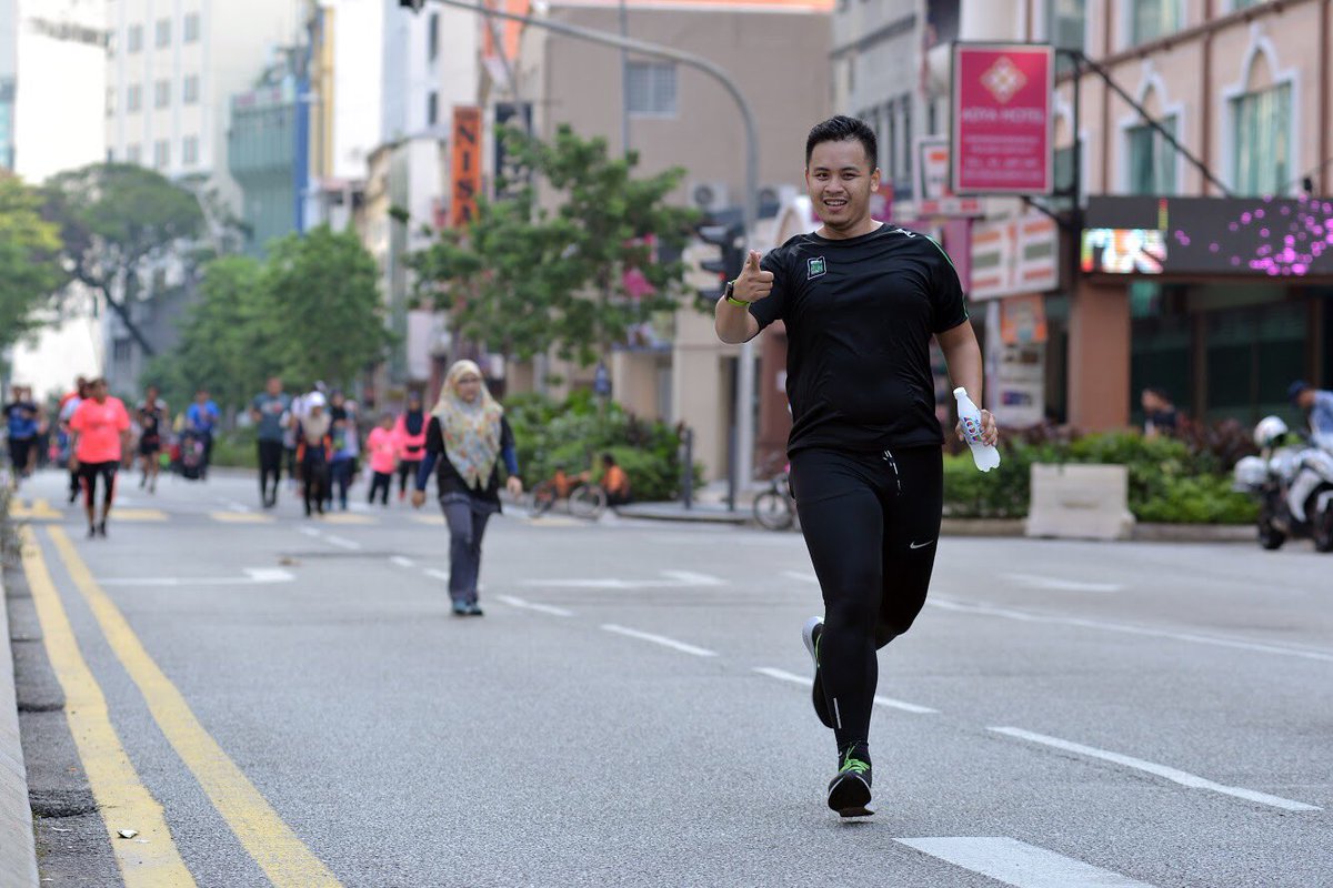 muhdfirzuan's tweet photo. KL Car Free morning..
dan dan nampak photographer dari jauh dan2 la ko nk acah2 lari laju2.
sampai running form pun jd tk teratur .
takpe2 kita belajar improve kan lagi lepas nih ya..
😂😂
#klcf
#nikezoomflyflyknit https://t.co/93vUSFLcoo