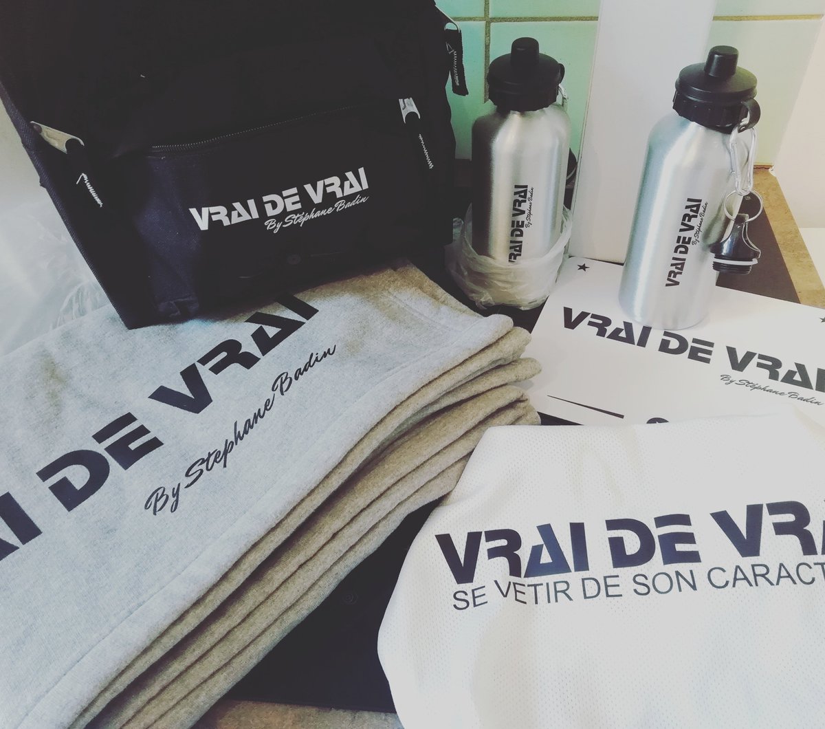 StephaneBadin's tweet photo. 2018 à été une période très productif, mixetape plus photo et voici la gamme diversifiée de la marque VRAI DE VRAI by Stéphane Badin.
#Vraidevrai #stephanebadin #vetement #photography https://t.co/SNTCRUeIHa