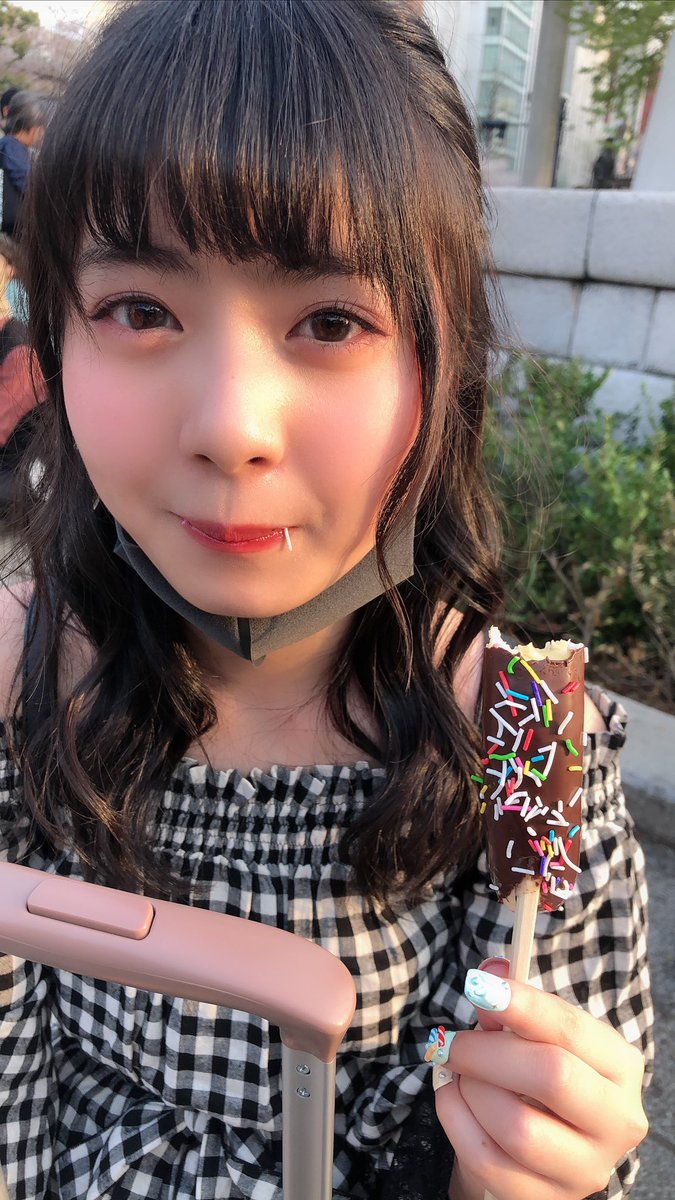 口にチョコが付いてるのに気づく 四コマ写真😂😂 写真にコメント書いて