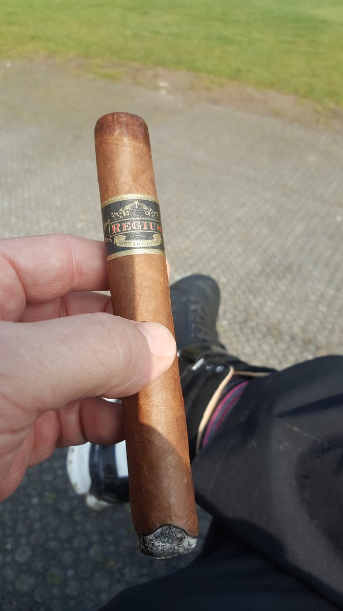 Hump322's tweet photo. Hopefully this will get me through the front 9.... #golf #cigar #perfik https://t.co/HUGnWJMkWK