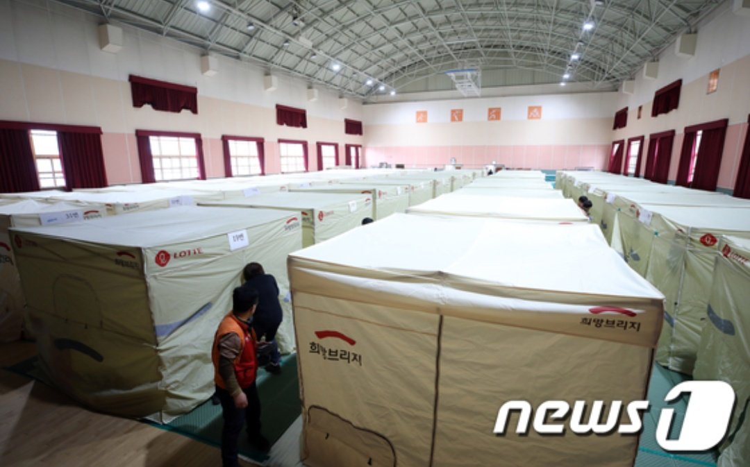 韓国の山火事の被災者のために体育館に設けられたテント。日本より災害が比較的少ない韓国の方が進んでるって一体どういう事だよ？