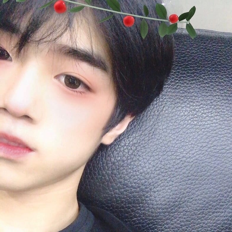 KimKangminPH's tweet photo. [PIC] 
190407 Kangmin (trcng_official) Instagram update
#KANGMIN #강민 #TRCNG #티알씨엔지

"#TRCNG #KANGMIN Another happy weekend passing by 🥺🥺 I think it's the weather of the spring, I hope it gets warmer ☺ Have a happy night in weekend !!"

Trans by: sfangirl9 x @TRCNGph 
🍒 https://t.co/aaZEKSpNBO