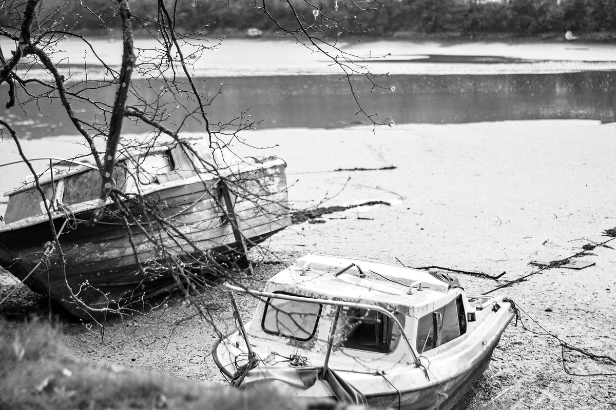 Machinecultuk's tweet photo. Two old boats left to the elements "empty souls" #boats #ocean #photography #souls https://t.co/3fEeo2kMfV