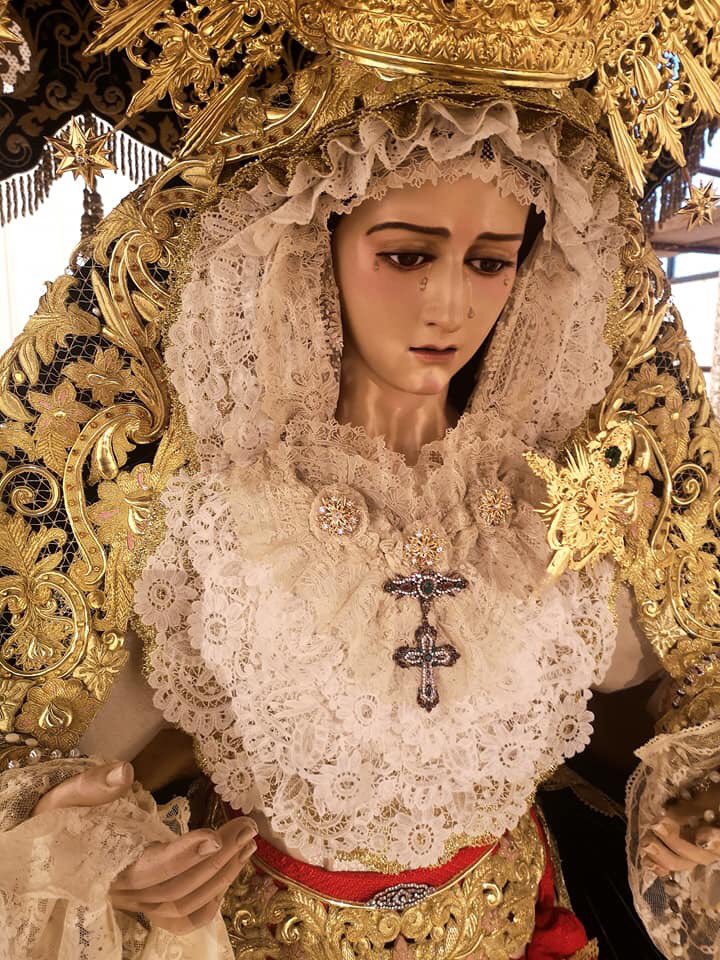 JUEVES SANTO l

Así amanece Nuestra Señora de la Esperanza entronizada en su paso de palio y maravillosamente vestida por D. Antonio Villar a la espera de un nuevo #JuevesSanto. 

#SiempreEsperanza