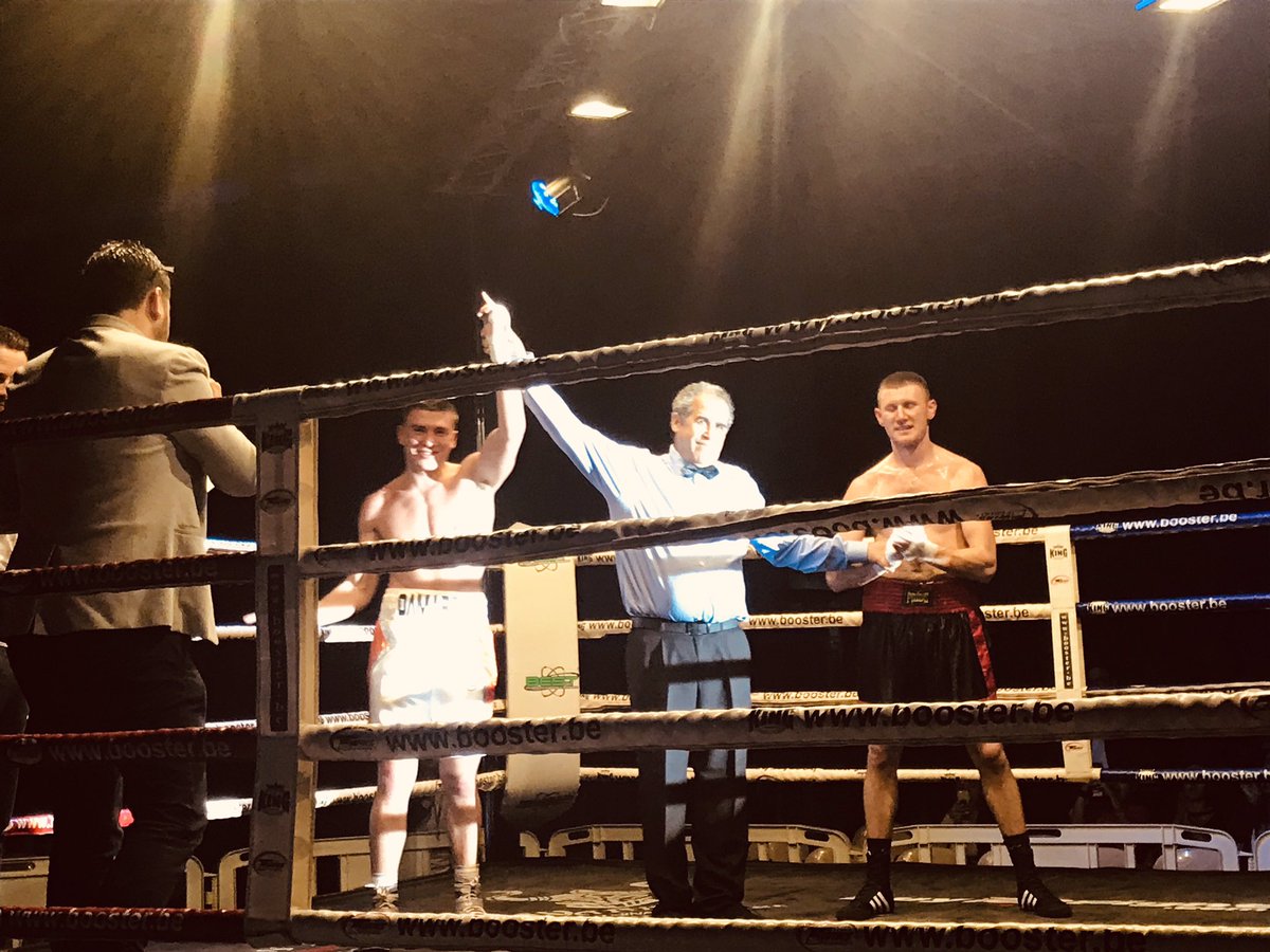Ambiance de folie hier pour le combat #MaxenceDamarey Vieux-Lille Boxing Club !! Et Victoire 🏆🥊🏆pour notre #IronMaX supporté par  toute une salle en délire, sa famille, ses camarades @EcoleHEI et le réseau @HEI_Alumni 👏😻👏Bravo Maxence