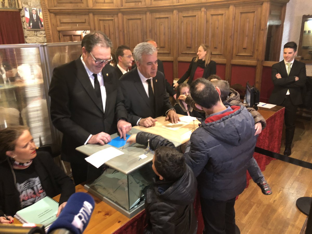 dacordAND's tweet photo. Tota la candidatura de Sant Julià de Lòria, votant a Casa Comuna. https://t.co/wMxpnxIHi1