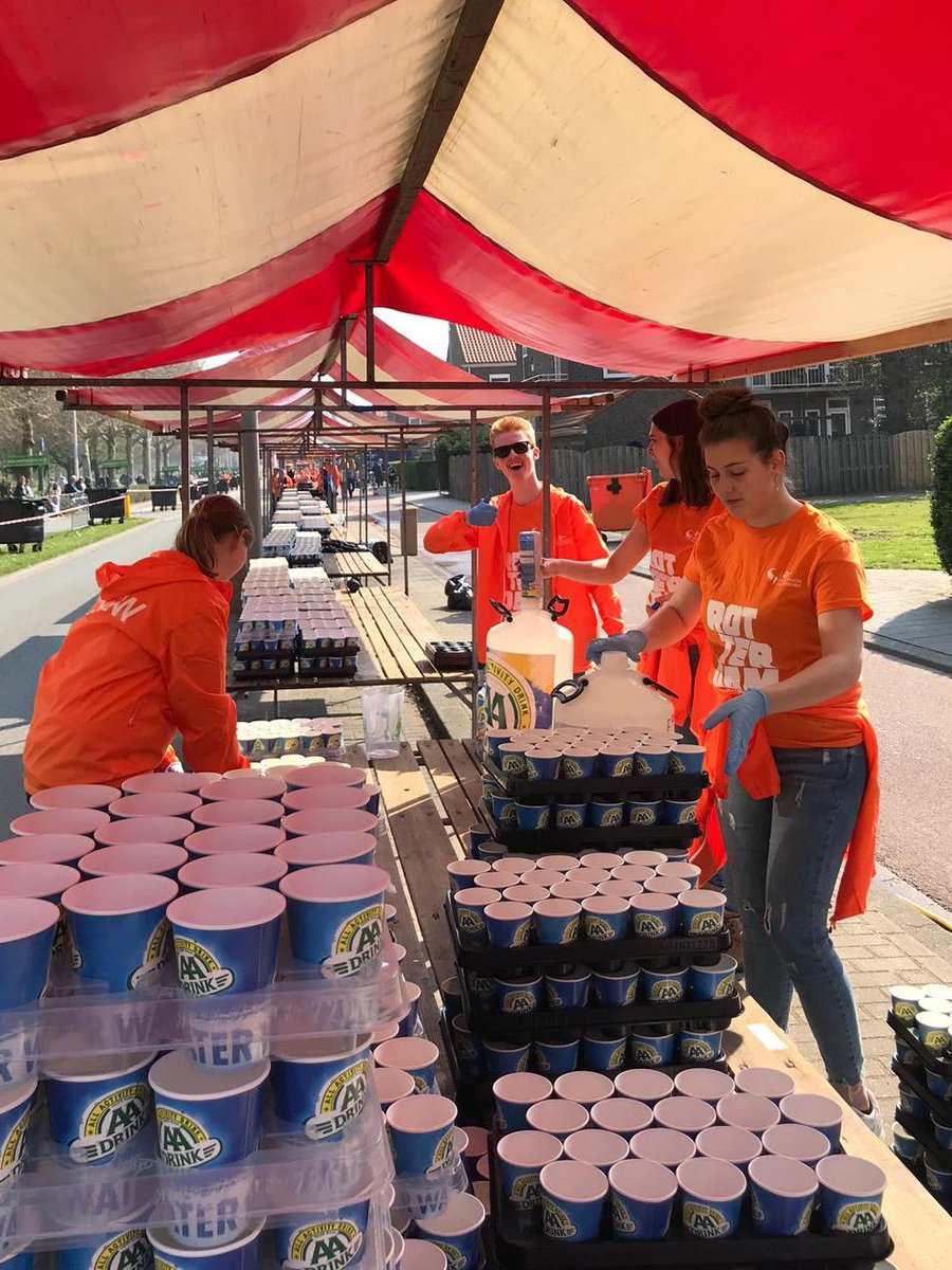 ScoutingStJoris's tweet photo. De Explorers zijn vandaag weer hard aan het werk bij de @MarathonRdam ! 
Ze staan bij het 40 km punt. Prachtig weer om @AAdrinks uit te delen, maar veel te warm voor de lopers☀️
Heel veel succes nog voor alle lopers en vrijwilligers! #rotterdam #marathon #scouting https://t.co/YbD4H3VDnd