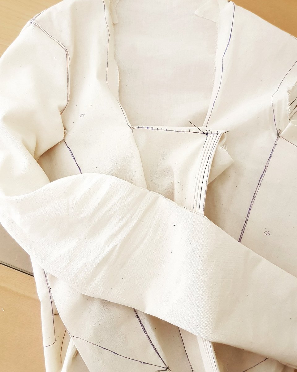 LCosiente's tweet photo. Poco a poco toma forma 📏📐✂️
.
.
#indumentariavalenciana #indumentariatradicional #valencia #fallasvalencia #fallas #falleras #detalles #exclusividad #elegancia #tradicion #indumentariafallera #corpiñosfallera #corpiñofallera #labellacosiente #tradicionvalenciana https://t.co/VS9PSzd29h