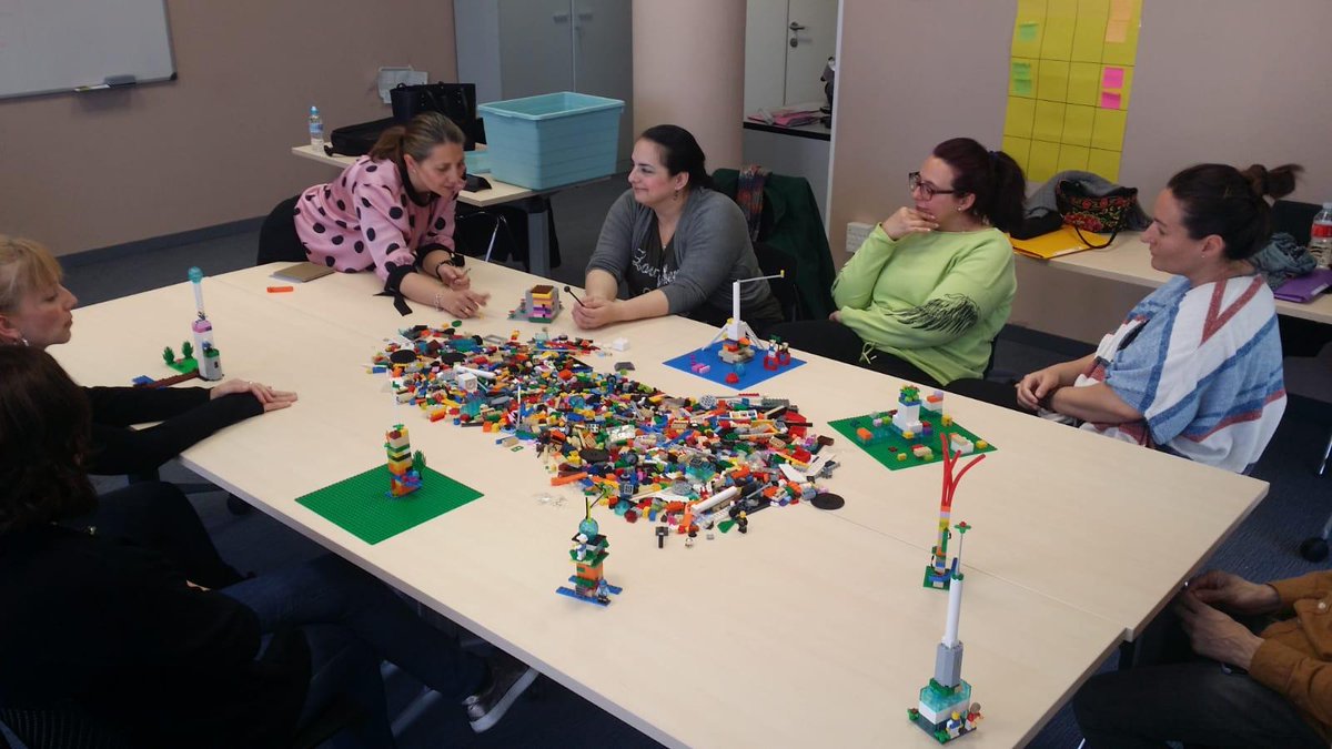LanzaderaAH's tweet photo. ¡Jugar es algo serio!... .
Esta semana hemos tenido la suerte de participar en el taller #LEGOSeriousPlay impartido por Raquel Gallo Collado. Seguimos aprendiendo, conociéndonos.... y divirtiéndonos! 👉🏽 https://t.co/VVrAbQVd9i
@FundacionSMLRPH 
@fundacionTef 
@ADesarrollo https://t.co/CZBry5BSjj