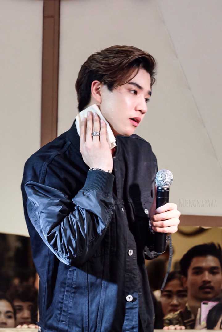 XINperthppe's tweet photo. I can do it 😭😭😭
Sososososo handsome! ！！！

@perthppe
#รอยยิ้มของชูครีม 
#Themallthailand 
#Themallshoppingcenter 
#BeachMarket 
#PerthTanapon 
#Perthppe 
thxpic 📷📷 https://t.co/fiVuqtTFDN