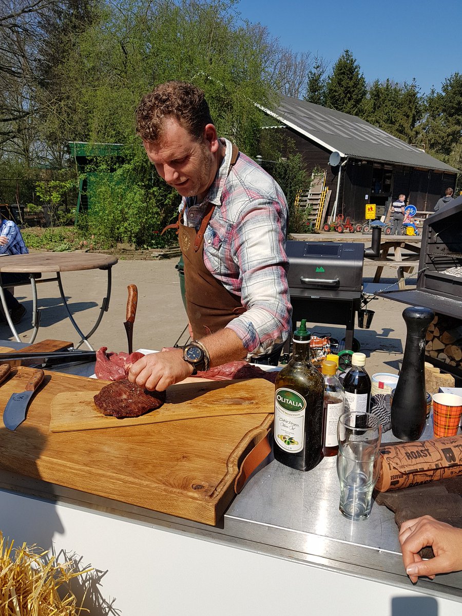 HeleenLansink's tweet photo. Wat een mooi ossenfeest! Perfect weer erbij! Bedankt @SuzanneRuesink en @NelSchellekens !!
#ossen #aalten #happyfarmlife https://t.co/w7pHWwVcs4