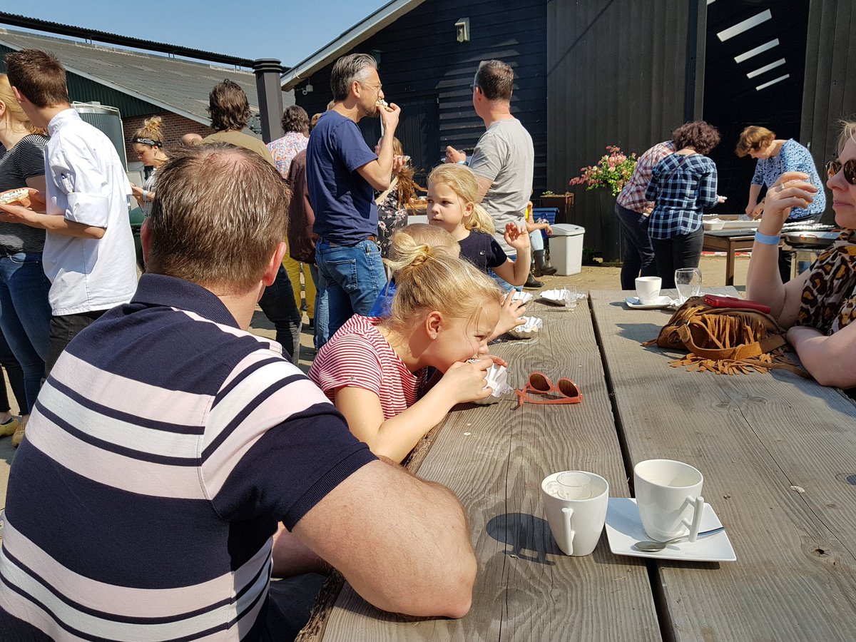 HeleenLansink's tweet photo. Wat een mooi ossenfeest! Perfect weer erbij! Bedankt @SuzanneRuesink en @NelSchellekens !!
#ossen #aalten #happyfarmlife https://t.co/w7pHWwVcs4