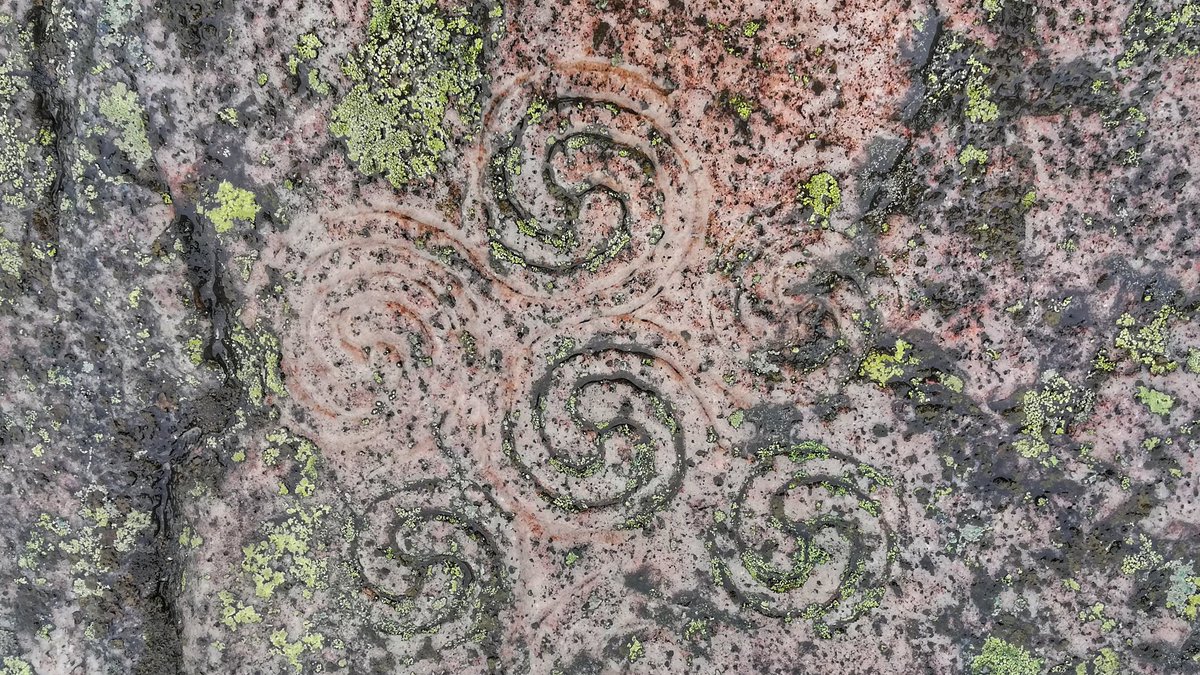 gmacg_1's tweet photo. And the modern rock art carvings have been made in recent years, with several phases of carving, evoking ancient forms. 

@ScotGraffiti @scottishrockart @BradshawFND

 #3M_DO_2019 #Sculpture #RockArt https://t.co/UitaubyENR