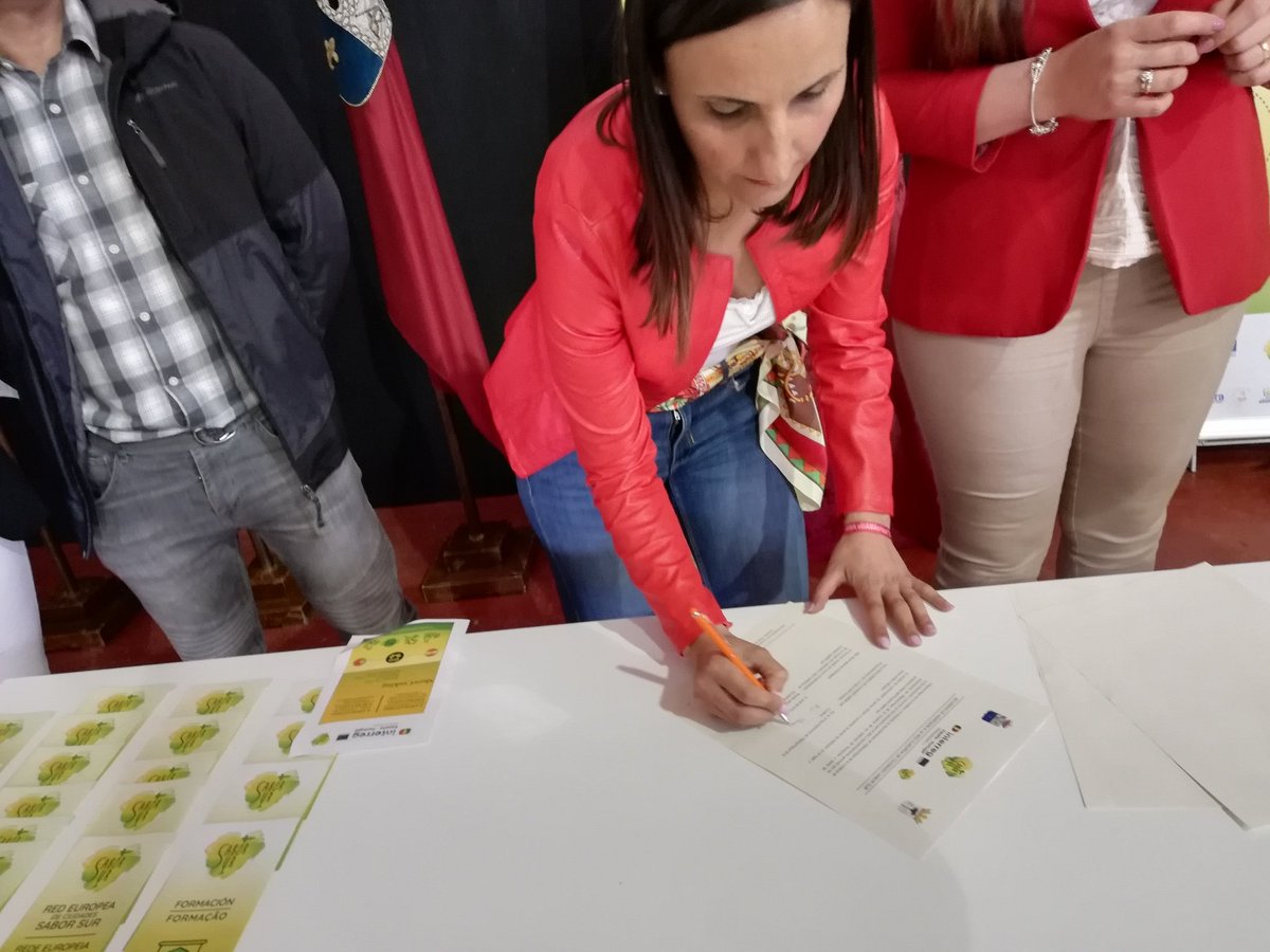 AytoVillamanriq's tweet photo. #Villamanrique firma el convenio de adhesión a la Red Transfronteriza de Ciudades #SaborSur, proyecto que lidera la @PalmaDelCondado. 👇🏻Momento en que Susana Garrido, Primera Teniente Alcalde, y Rocío Moreno, Concejala palmerina, rubrican la adhesión a esta iniciativa #Interreg. https://t.co/6hIIkBLCVb