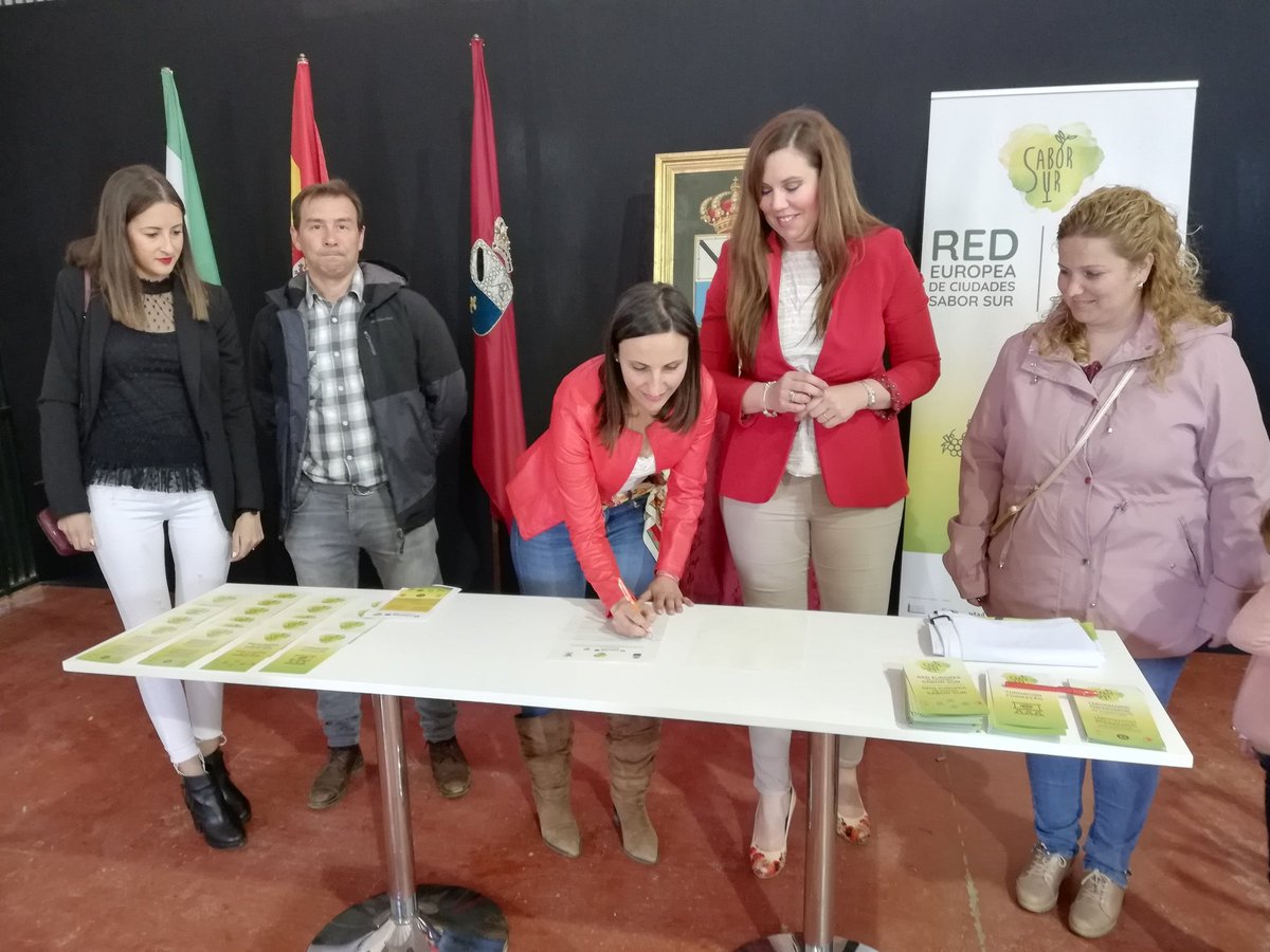 AytoVillamanriq's tweet photo. #Villamanrique firma el convenio de adhesión a la Red Transfronteriza de Ciudades #SaborSur, proyecto que lidera la @PalmaDelCondado. 👇🏻Momento en que Susana Garrido, Primera Teniente Alcalde, y Rocío Moreno, Concejala palmerina, rubrican la adhesión a esta iniciativa #Interreg. https://t.co/6hIIkBLCVb