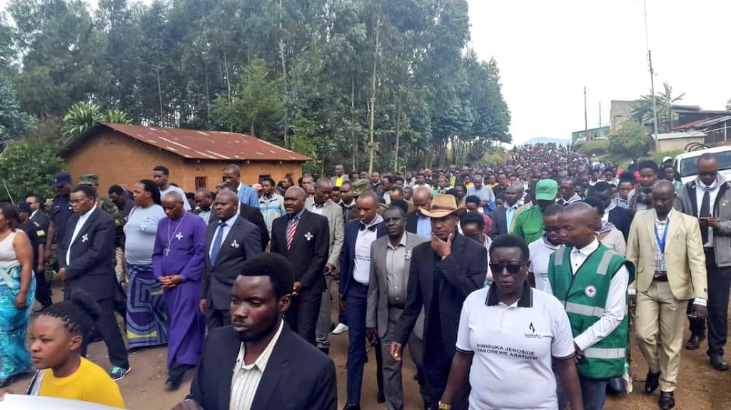 RubavuDistrict's tweet photo. #Kwibuka25,Icyumweru cyo kwibuka ku nshuro ya25 Jenoside yakorewe abatutsi muri Mata1994 cyatangirijwe mu murenge wa Busasamana ahatangiye urugendo rugana kuri Paruwasi hanashyirwa indabo ahari ibyobo byajugunywemo imibiri @RwandaRemembers @Avega_Agahozo_ @Ibuka_Rwanda @MINISPOC https://t.co/n9z30qSydZ