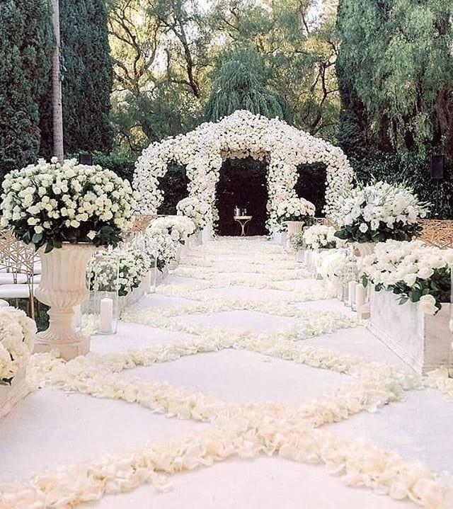 bellemagazine's tweet photo. Proof that all you need for a dream ceremony is white blooms. Hit the love button if you agree!
.
Florals @marksgarden / Planning @detailsmichelle / Photography @janawilliamsphotos_ / Venue @bevhillshotel | via @weddingdream
.
.
#downtheaisle #bridalinspo #weddingfl… https://t.co/uTNb1mZ390