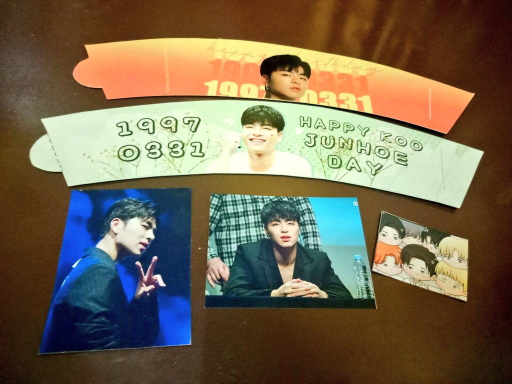 bobbinani's tweet photo. Cupsleeves from #SmileToGo at P.Noval & @iKONBobhee 's precious PCs. Thank you for giving us extras 😉 https://t.co/337qHurXfI